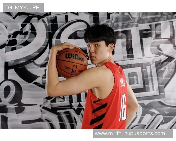 小胖墩太萌了！杨瀚森童年照曝光，最初打控卫